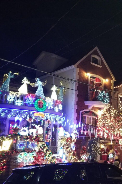 magnificent-christmas-lights-tour-of-dyker-heights-brooklyn