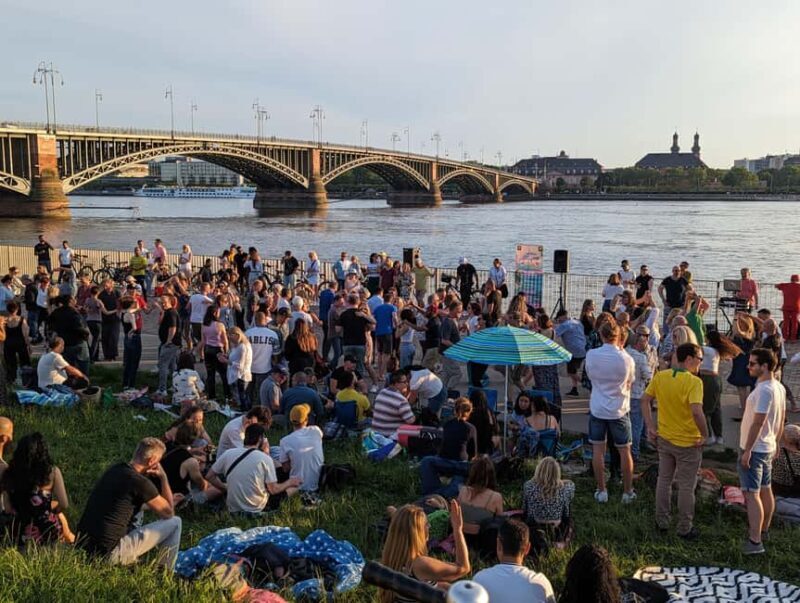 Mainz: guided evening tour of the Rhine riverbank/old town in German and English - A Walk Through Mainz’s Evening Light  