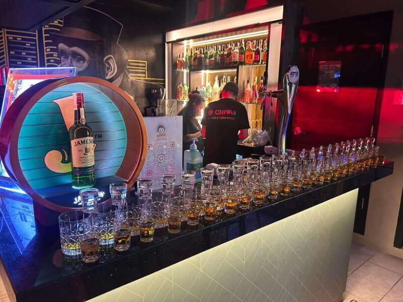 Makati Pub Crawl with Optional City Tour - Makati Pub Crawl with Optional City Tour: An Authentic Night Out in Manila