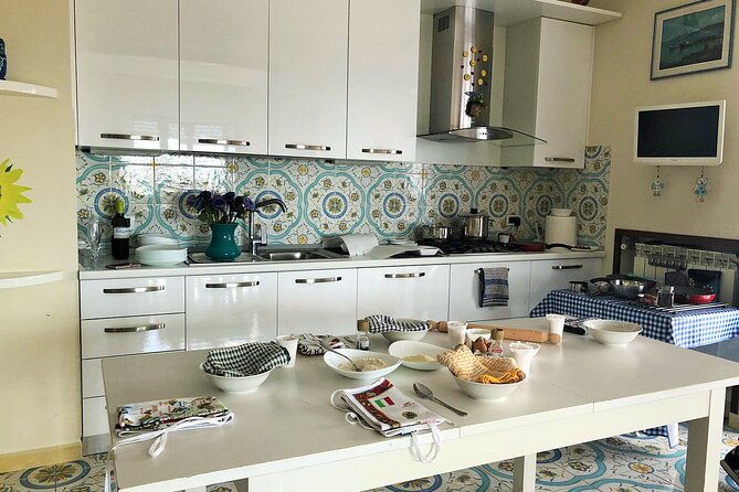 make-neapolitan-pizza-with-a-view-of-naples