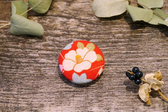 make-unique-items-with-kimono-fabric-in-a-cafe-kimono-fabric-badge-38mm