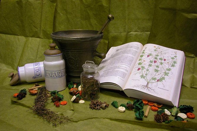 make-your-own-bespoke-perfume-in-a-historic-workshop-in-florence