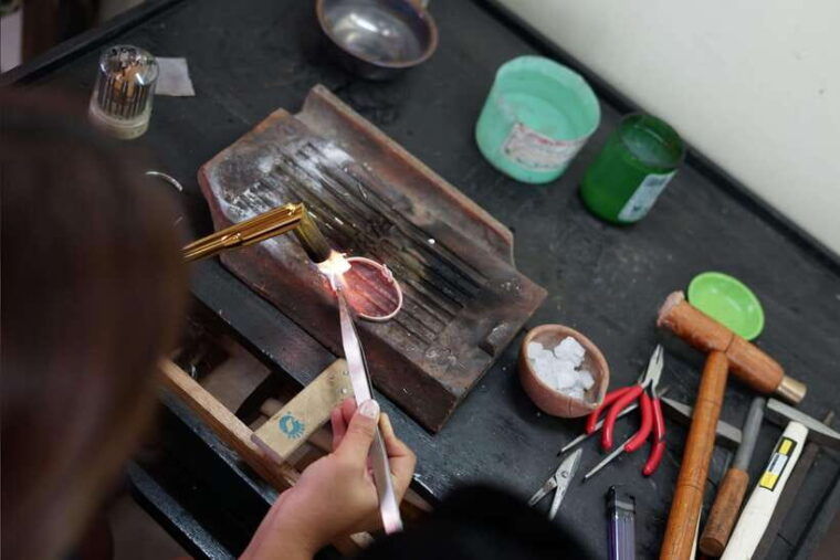 make-your-own-silver-jewelry-at-celuk-bali-silver-class