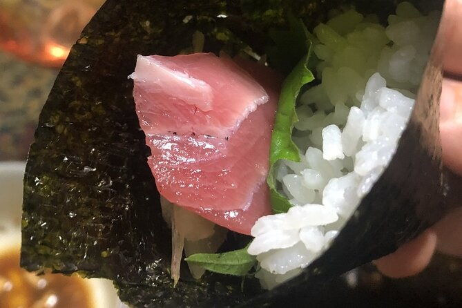 making-hand-rolled-sushi-with-the-okami
