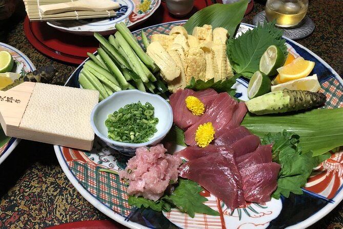 making-hand-rolled-sushi-with-the-okami
