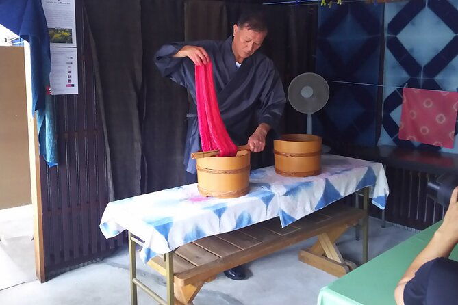 making-original-nenju-bracelet-safflower-dyeing-in-yonezawa