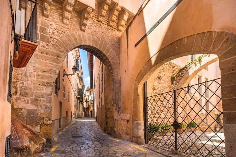 Mallorca: Private Tour with Ensaïmada & Fast Cathedral Entry - Introduction to the Tour Experience