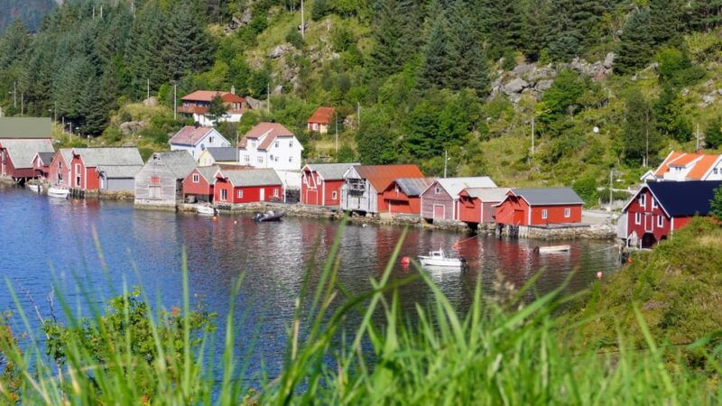 maloy-kannesteinen-and-colorful-village-tour