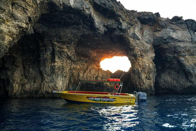 malta-blue-lagoon-caves-around-comino-private-speedboat