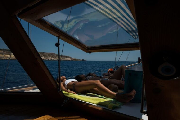 malta-comino-santa-maria-bay-blue-lagoon-caves-day-trip