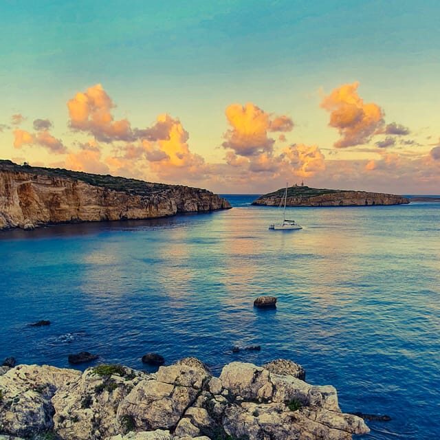 Malta: Guided Kayak Tour with Free Photos Included - Key Points