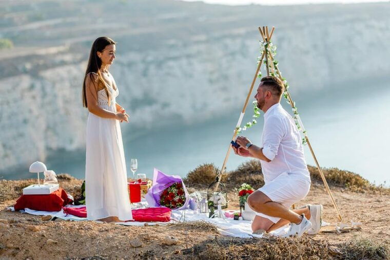 malta-marrige-proposal-with-scenic-views-and-picnic
