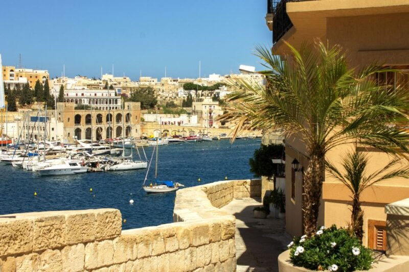 malta-vintage-bus-ride-through-the-three-cities