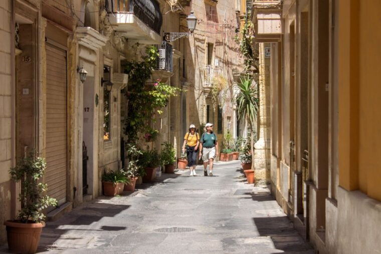 malta-vintage-bus-ride-through-the-three-cities