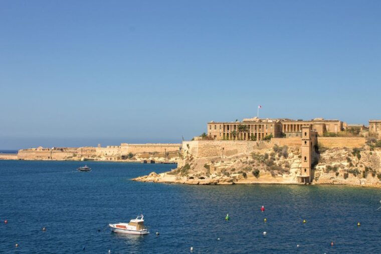 malta-vintage-bus-ride-through-the-three-cities