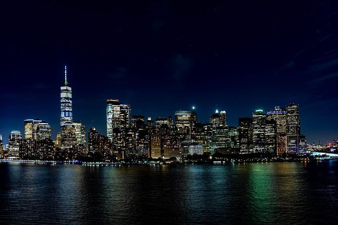 manhattan-skyline-and-statue-night-cruise