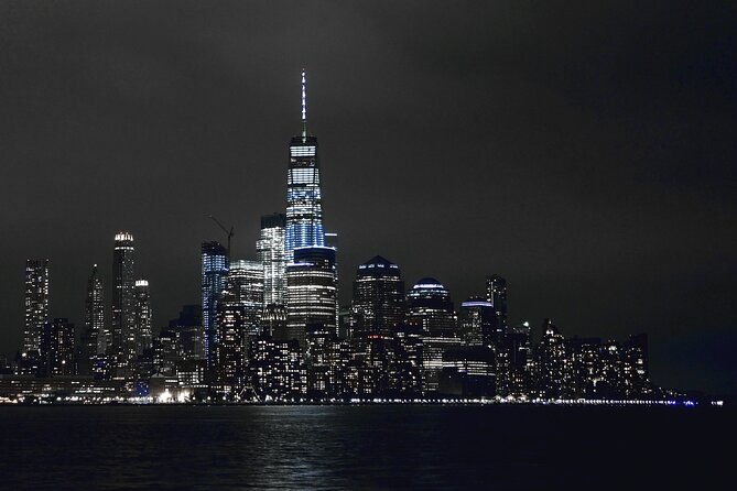 manhattan-skyline-and-statue-night-cruise