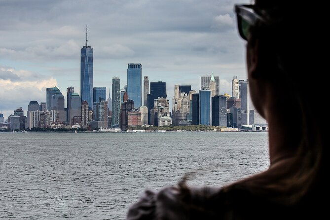 manhattan-skyline-and-statue-night-cruise