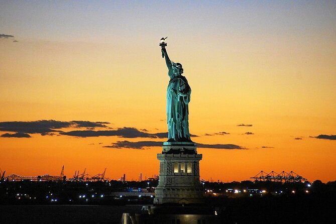 manhattan-skyline-and-statue-night-cruise