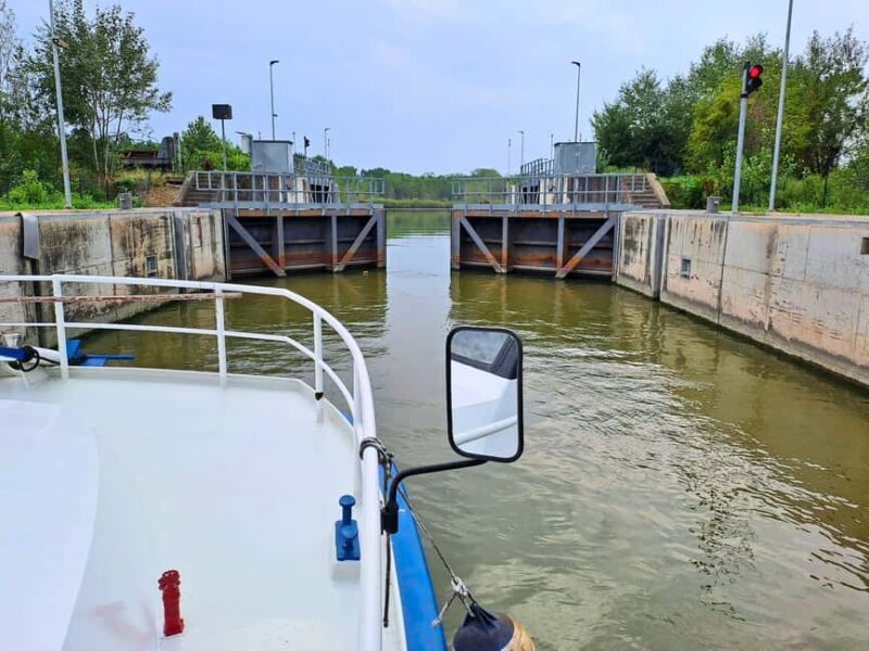 Mantua: Boat trip with a tour guide from the park to the port with the water lift - FAQs