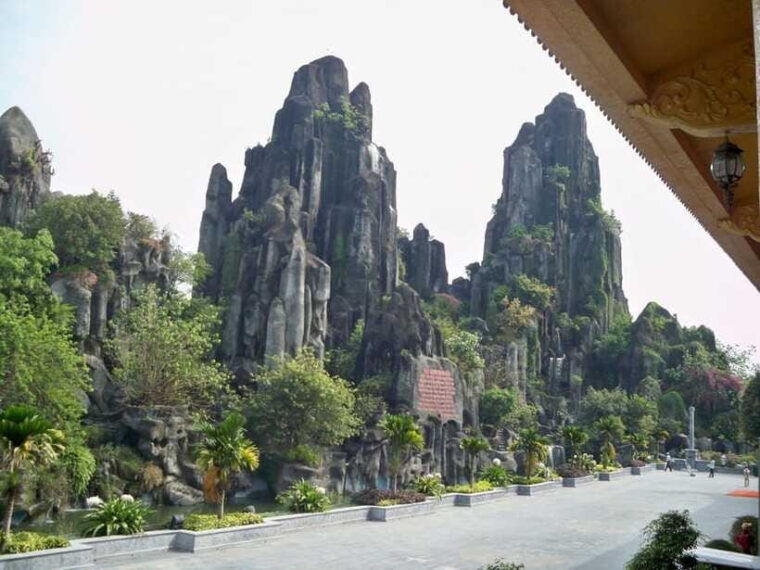 marble-mountain-monkey-mountain-am-phu-cave-morning-tour