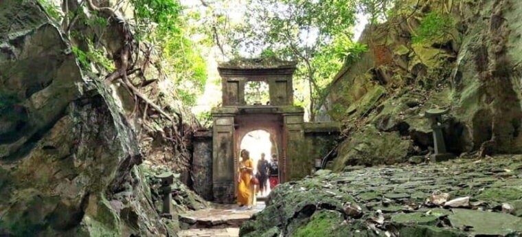 marble-mountains-monkey-mountains-am-phu-cave-morning-tour-2