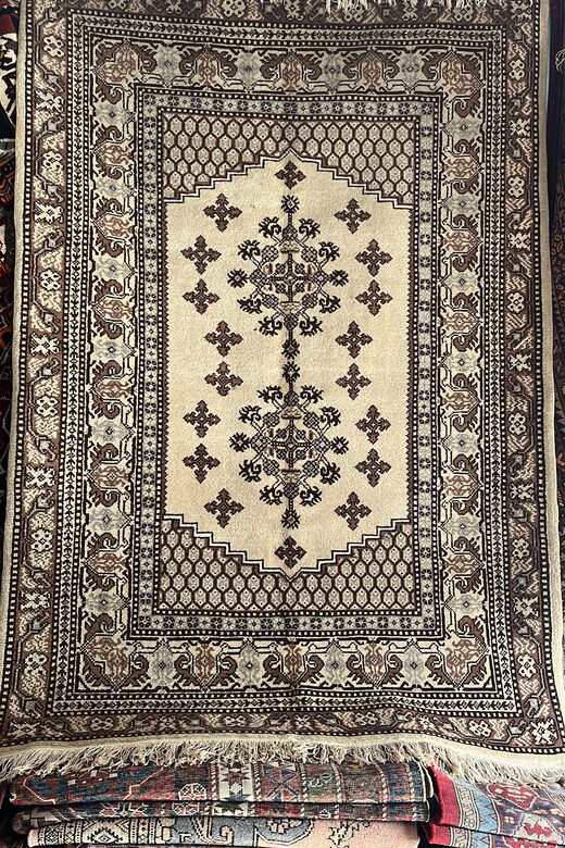 Market to experience making Berber rugs - Enjoying Moroccan Hospitality: Tea and Pastries
