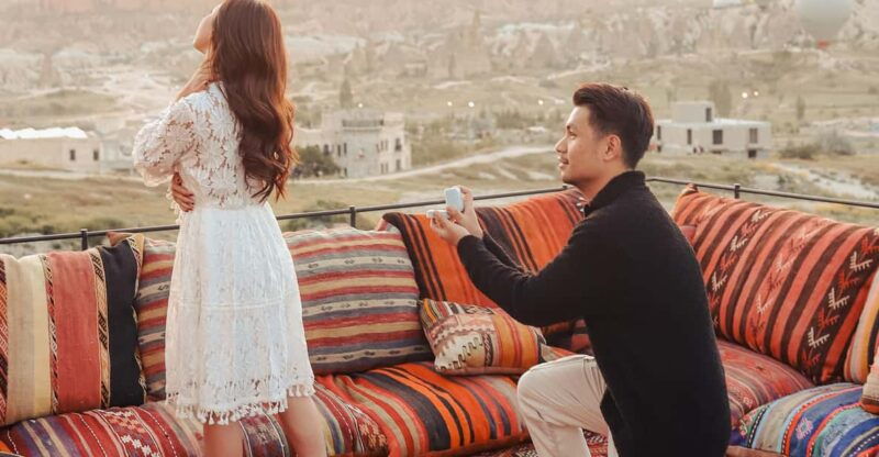 marriage-proposal-surprise-with-breakfast-balloons