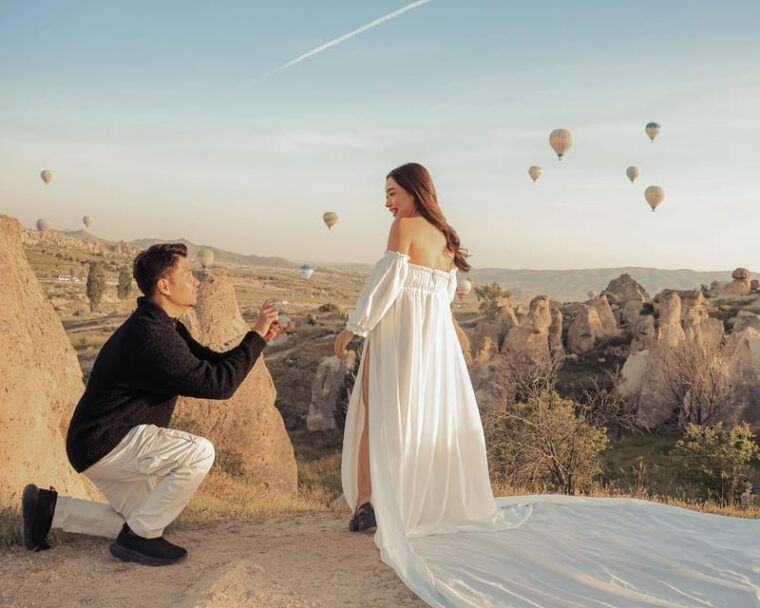 marriage-proposal-surprise-with-breakfast-balloons