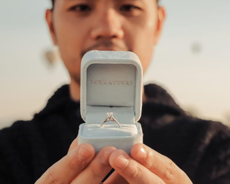 marriage-proposal-surprise-with-breakfast-balloons