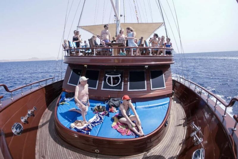 Marsa Alam: Pirates Premium Boat to turtle bay with lunch - Key Points