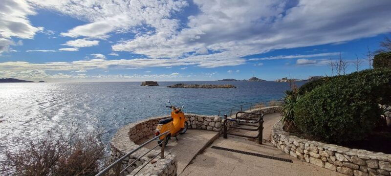 marseille-electric-motorcycle-rental-with-smartphone-guide
