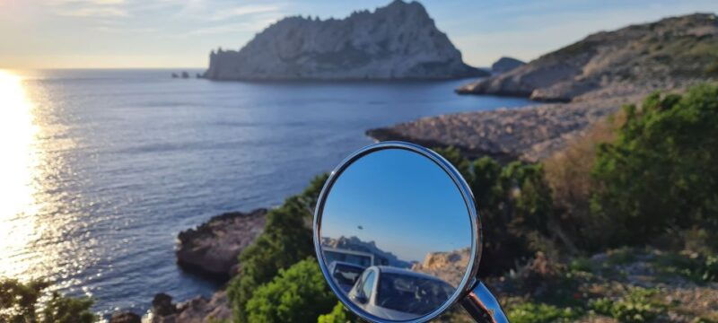 marseille-electric-motorcycle-rental-with-smartphone-guide