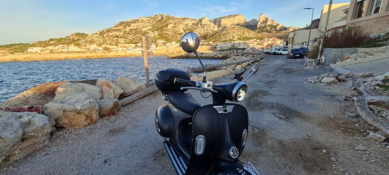 marseille-electric-motorcycle-rental-with-smartphone-guide