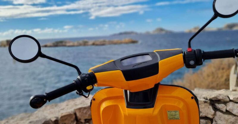 marseille-electric-motorcycle-rental-with-smartphone-guide