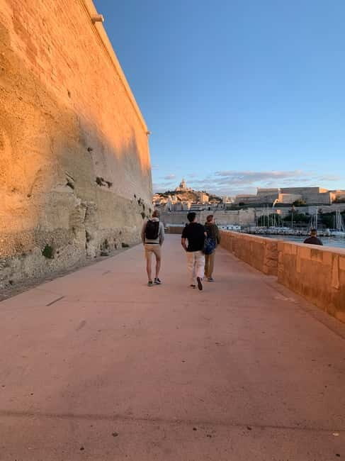 Marseille: Sunset Apéro Food tour - The Experience’s Atmosphere and Group Size