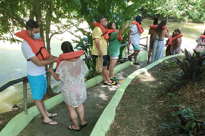 martha-brae-rafting-experience-from-montego-bay