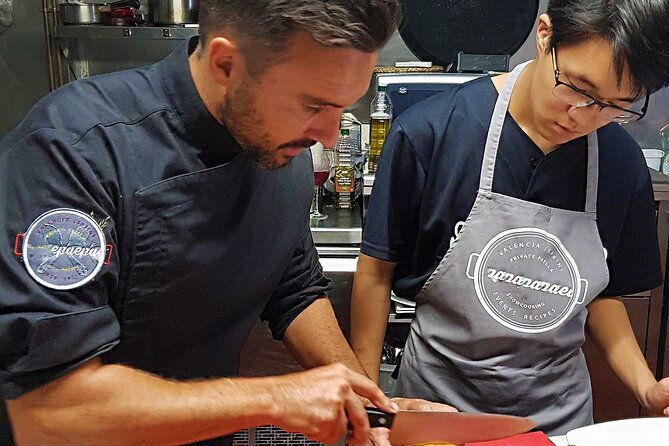 master-authentic-paella-in-valencia-with-a-local-chef-sangria