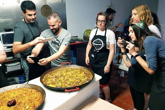 master-authentic-paella-in-valencia-with-a-local-chef-sangria