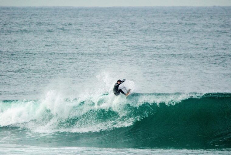 matosinhos-best-surf-lesson-with-all-equipment