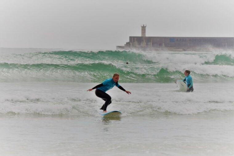 matosinhos-surfing-lesson-with-equipment