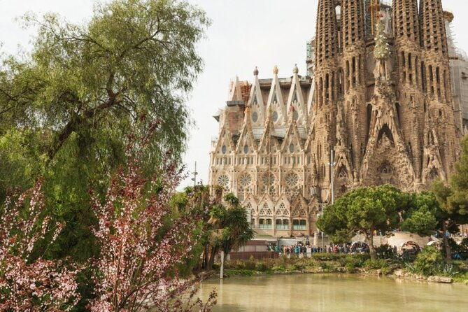 max-6-people-full-day-tour-barcelona-sagrada-familia-parc-guell
