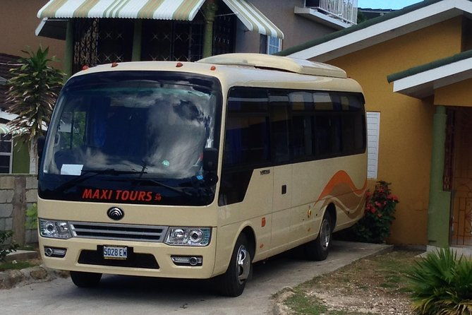 mbj-airport-round-trip-private-transfer-for-runaway-bay-hotels