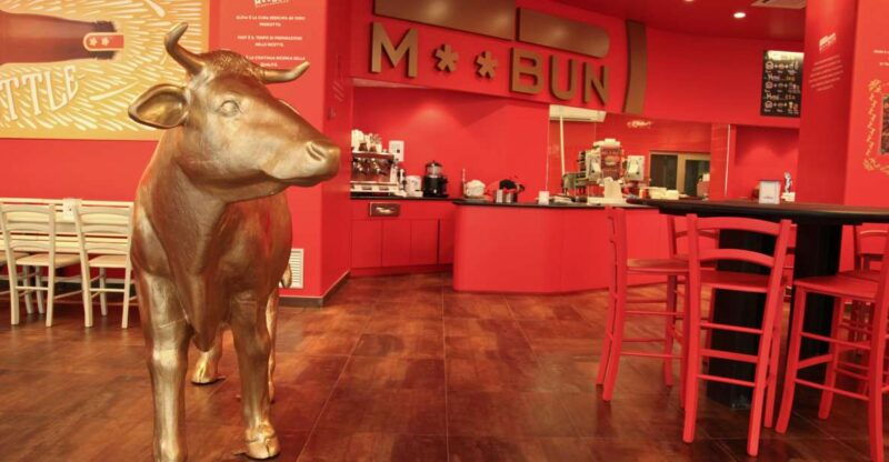 mbun-hamburger-shop-and-open-bus-turin