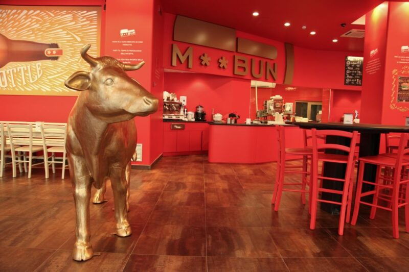 mbun-hamburger-shop-and-open-bus-turin