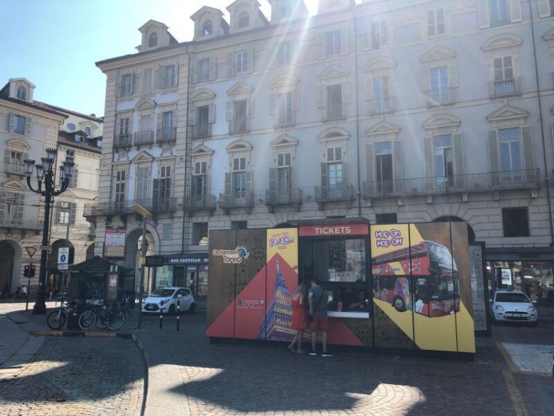 mbun-hamburger-shop-and-open-bus-turin