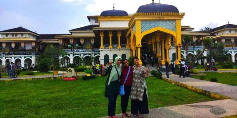 medan-4-days-3-nights-lake-toba-tour-package-include-hotels