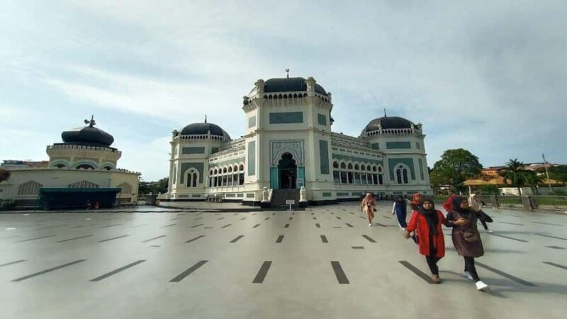 Medan: Explore the City with a Sightseeing Tour - Key Points