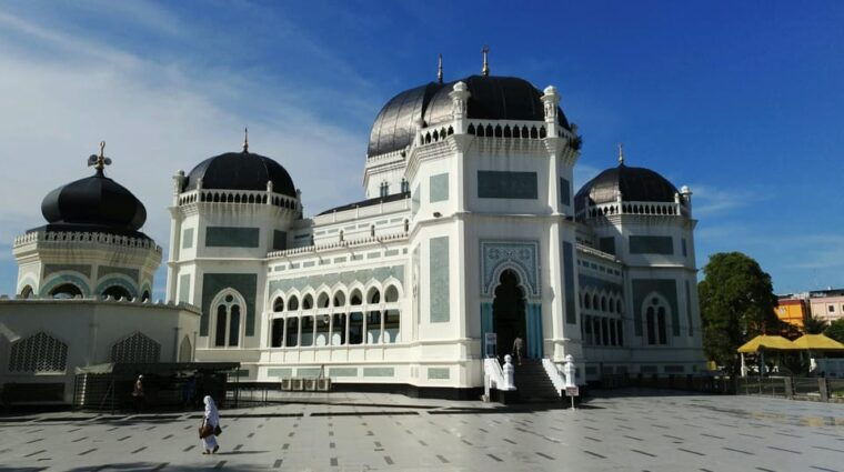 medan-private-car-driver-for-medan-excursions