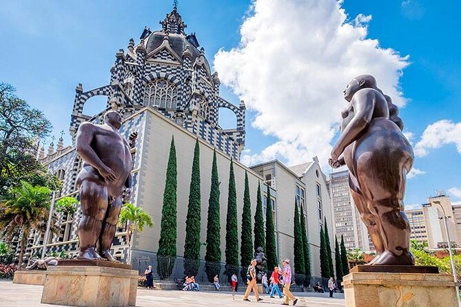 medellin-city-tour-botero-plaza-metro-and-metrocable-comuna-13